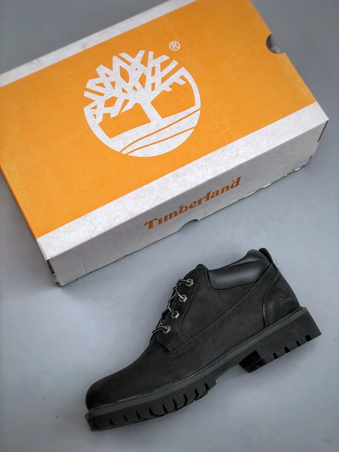 Local pick-up 💰560 supports store release and returns in season. The world's leading outdoor brand Timberland/Timberland Men's Classic Oxford Waterproof Boots men's low-top waterproof desert workwear casual Martin low boots Size: Men/39.5 40 41 42 43 44 (leather shoe size: one size larger than sports shoes!) Original hardware molded shoelace buckle New upgrade of top-notch craftsmanship Original factory in Zhongshan. Original imported waterproof leather. Injection-molded outsole. Dynamic water-repellent when folded horizontally. Original uniform full frosted leather collar. Full cow lining. Brand new original packaging shoe box. Exclusive supply in the market.